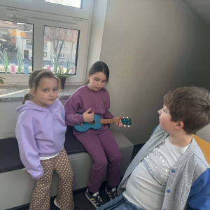 Uczniowie na sali poznawczej w Multibibliotece