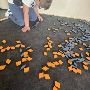 Uczniowie na sali poznawczej w Multibibliotece