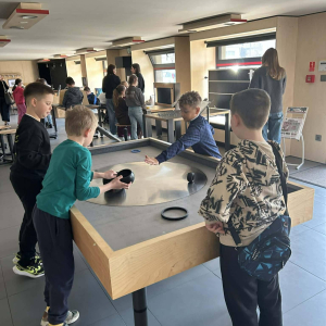 Uczniowie na sali poznawczej w Multibibliotece