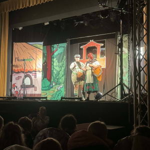 Aktorzy na scenie podczas spektaklu