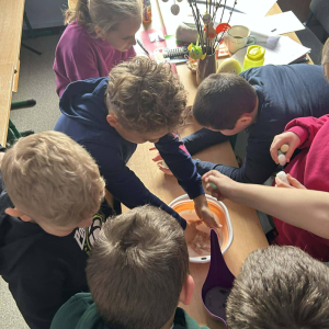 Doświadczenie z rozpuszczaniem wypełnień do paczek w klasie III