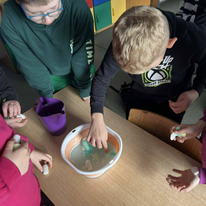 Doświadczenie z rozpuszczaniem wypełnień do paczek w klasie III