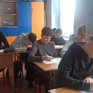 Klasa VIII pracuje nad swoimi zadaniami
