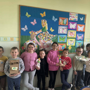 Uczniowie klasy I ze swoimi robotami stowrzonymi ze śmici