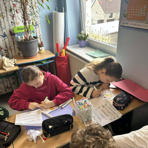 Klasa III wykonuje lapbooki wiosenne