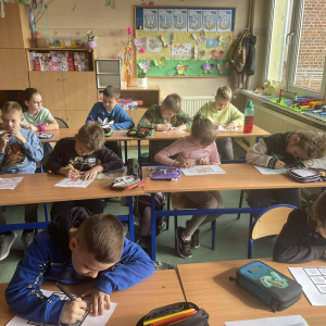 Klasa VIII pracuje nad swoimi zadaniami