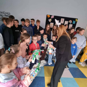 Pani dyrektor rozdaje paczki wielkanocne od zajączka 