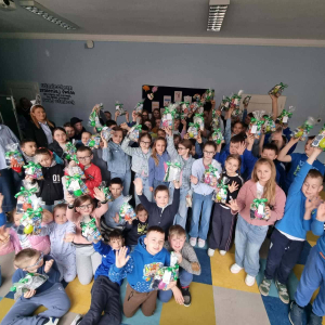 Uczniowie z paczkami wielkanocnymi
