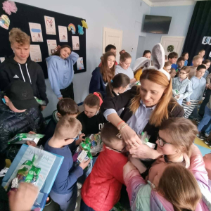 Pani dyrektor rozdaje paczki wielkanocne od zajączka 