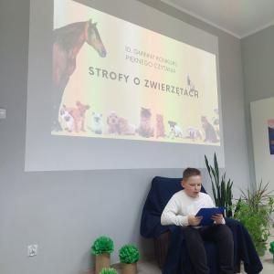 Jasiu podczas konkursu czytający tekst o zwierzętach