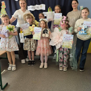 Uczestnicy konkursu wraz z organizatorkami