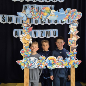 Uczniowie w fotobudce temtycznej