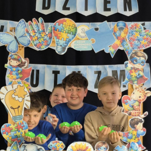 Uczniowie w fotobudce temtycznej