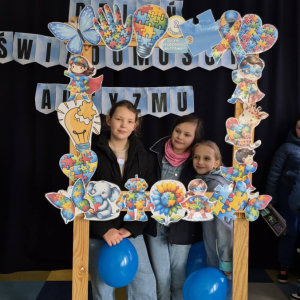 Uczniowie w fotobudce temtycznej