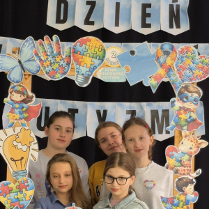 Uczniowie w fotobudce temtycznej