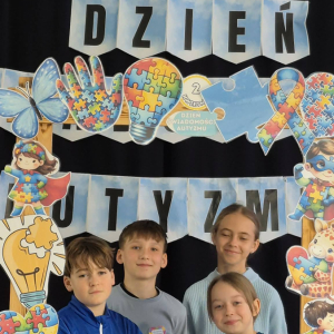 Uczniowie w fotobudce temtycznej