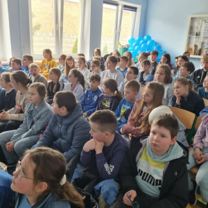 Uczniowie na korytarzu szkolnym uczestniczą w warsztatch