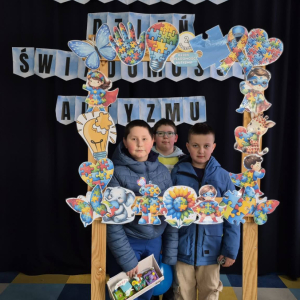 Uczniowie w fotobudce temtycznej