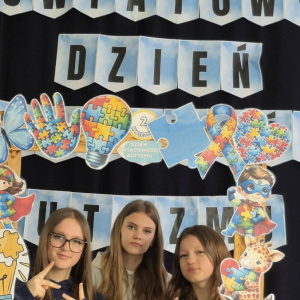 Uczniowie w fotobudce temtycznej