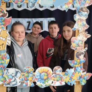 Uczniowie w fotobudce temtycznej