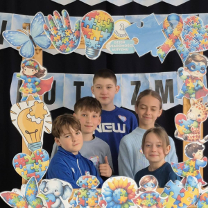 Uczniowie w fotobudce temtycznej