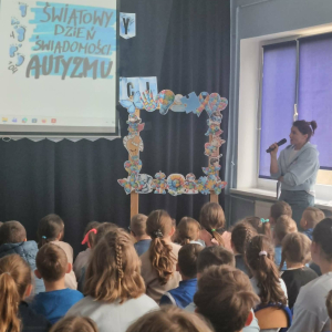 Uczniowie na korytarzu szkolnym uczestniczą w warsztatch