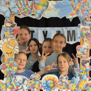 Uczniowie w fotobudce temtycznej