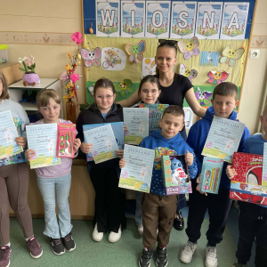 Nagrodzeni uczniowie z organizatorką konkursu