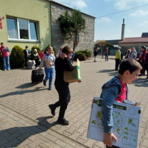 Prezentacja uczniów i przemarsz przez boisko