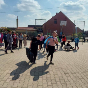 Prezentacja uczniów i przemarsz przez boisko