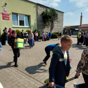 Prezentacja uczniów i przemarsz przez boisko