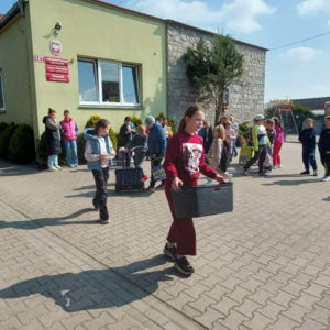 Prezentacja uczniów i przemarsz przez boisko