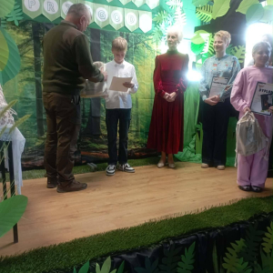 Antek odbiera gratulacje i nagrody