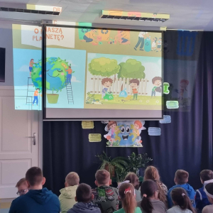 Oglądanie filmu edukacyjnego przez uczniów na korytarzu szkolnym