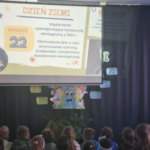 Oglądanie filmu edukacyjnego przez uczniów na korytarzu szkolnym
