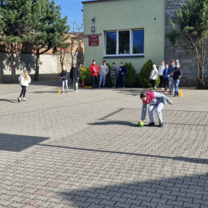 Dzieciaki biorące udział w zajęciach ruchowych z okazji Niebieskich Igrzysk