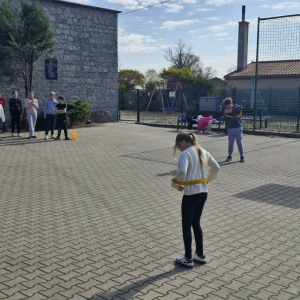 Dzieciaki biorące udział w zajęciach ruchowych z okazji Niebieskich Igrzysk