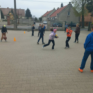 Dzieciaki biorące udział w zajęciach ruchowych z okazji Niebieskich Igrzysk
