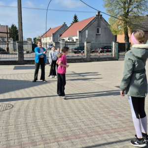 Dzieciaki biorące udział w zajęciach ruchowych z okazji Niebieskich Igrzysk