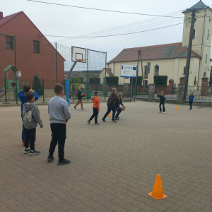 Dzieciaki biorące udział w zajęciach ruchowych z okazji Niebieskich Igrzysk