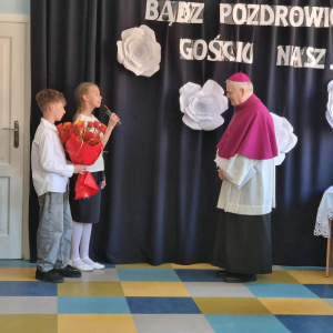 Przywitanie biskupa przez dzieci i wręczenie kwiatów