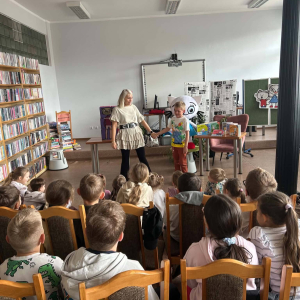 Uczniowie zaangażowani w spotkanie z Bajanką