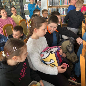 Uczniowie zaangażowani w spotkanie z Bajanką