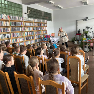 Uczniowie zaangażowani w spotkanie z Bajanką