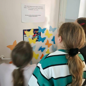 Rozwiązywanie zagadek książkowych przez uczestników warsztatów EskapeRoom