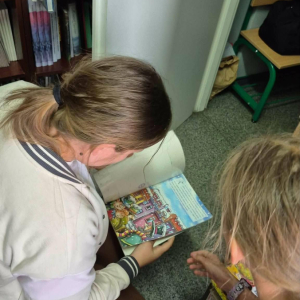 Rozwiązywanie zagadek książkowych przez uczestników warsztatów EskapeRoom