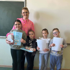Pani Bibliotekarka z uczestnikami konkursu fotograficznego