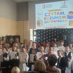 Uczestnicy konkursu z organizatorami i innymi uczestnikami