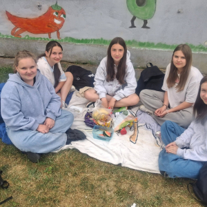 Piknikowanie, gry i zabawy na boisku szkolnym