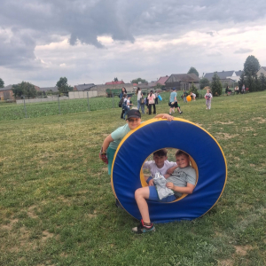 Piknikowanie, gry i zabawy na boisku szkolnym